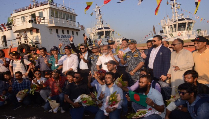 জিম্মিদশার পর স্বজনদের কাছে ফিরলেন নাবিকরা জিম্মিদশার পর স্বজনদের কাছে ফিরলেন নাবিকরা