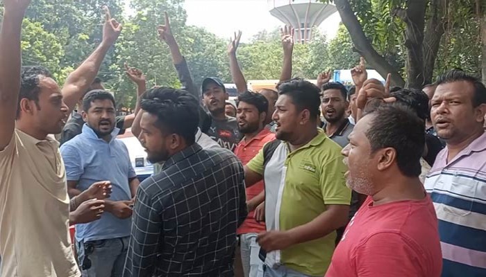 ফাইল আটকে ঘুষ আদায় ব্যবসায়ীদের বিক্ষোভ ফাইল আটকে ঘুষ আদায় ব্যবসায়ীদের বিক্ষোভ