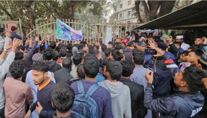 পঞ্চগড়ে শিক্ষার্থীদের আন্দোলনের মুখে ৪ বিচারককে প্রত্যাহার পঞ্চগড়ে শিক্ষার্থীদের আন্দোলনের মুখে ৪ বিচারককে প্রত্যাহার