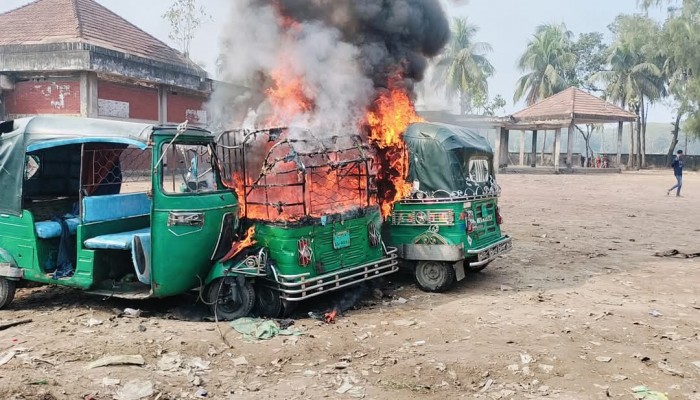ভোলায় বাস সিএনজি শ্রমিকদের সংঘর্ষে আহত ৩০ ভোলায় বাস সিএনজি শ্রমিকদের সংঘর্ষে আহত ৩০
