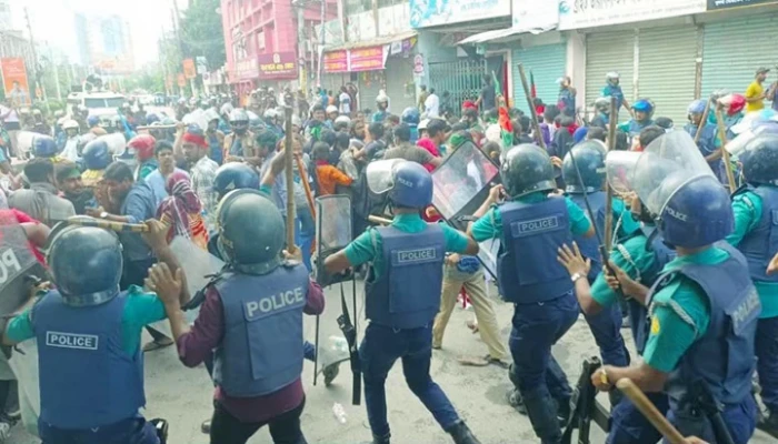 পদযাত্রায় সংঘর্ষে শিক্ষার্থী-পুলিশ আহত পদযাত্রায় সংঘর্ষে শিক্ষার্থী-পুলিশ আহত
