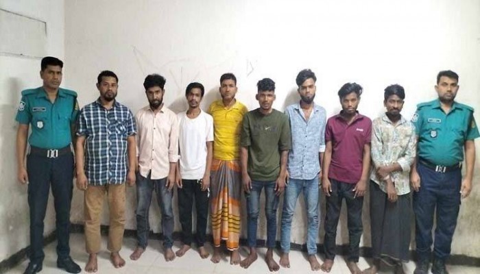 আদাবরে সাঁড়াশি অভিযান, ৩ কিশোরসহ গ্রেফতার ১৬ আদাবরে সাঁড়াশি অভিযান, ৩ কিশোরসহ গ্রেফতার ১৬