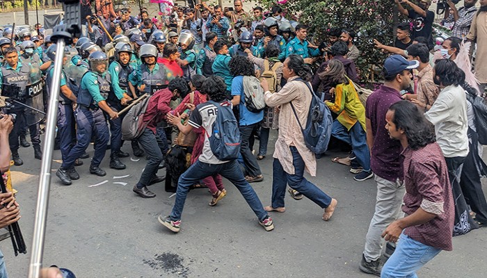 আন্দোলনে বিপর্যস্ত রাজধানী দ্বিধান্বিত পুলিশ আন্দোলনে বিপর্যস্ত রাজধানী দ্বিধান্বিত পুলিশ