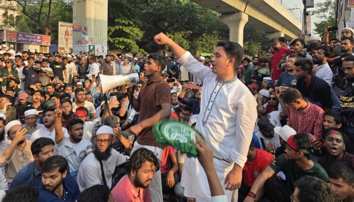 উত্তাল শাহবাগ, যেন ফিরে এসেছে ‘জুলাই’ উত্তাল শাহবাগ, যেন ফিরে এসেছে ‘জুলাই’