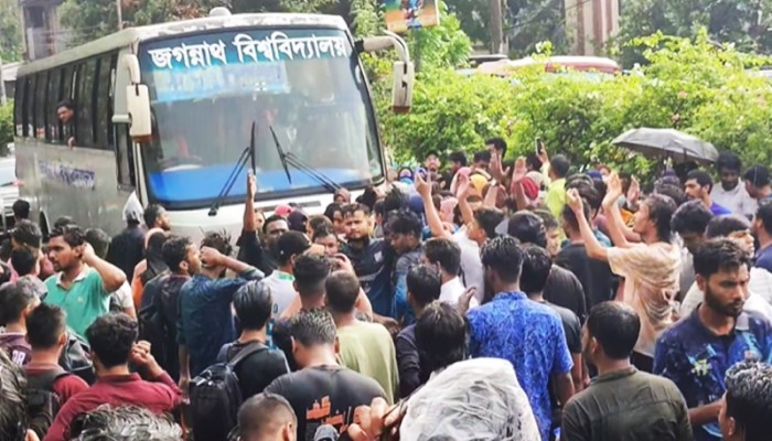 ৮ বাস ভরে শিক্ষক-শিক্ষার্থীরা এসে যোগ দিলেন অবস্থান কর্মসূচিতে ৮ বাস ভরে শিক্ষক-শিক্ষার্থীরা এসে যোগ দিলেন অবস্থান কর্মসূচিতে
