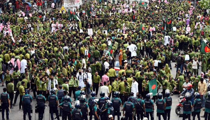 শাহবাগ অবরোধ নার্সিং শিক্ষার্থীদের ভোগান্তি চরমে শাহবাগ অবরোধ নার্সিং শিক্ষার্থীদের ভোগান্তি চরমে