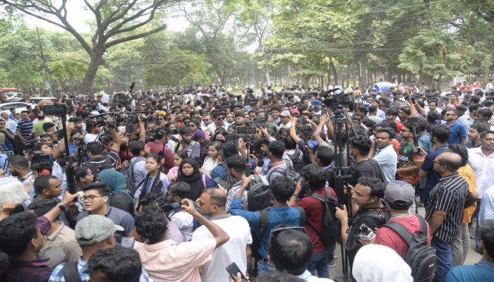 ভিসি-প্রক্টরের পদত্যাগের দাবিতে ছাত্রদলের বিক্ষোভ ভিসি-প্রক্টরের পদত্যাগের দাবিতে ছাত্রদলের বিক্ষোভ
