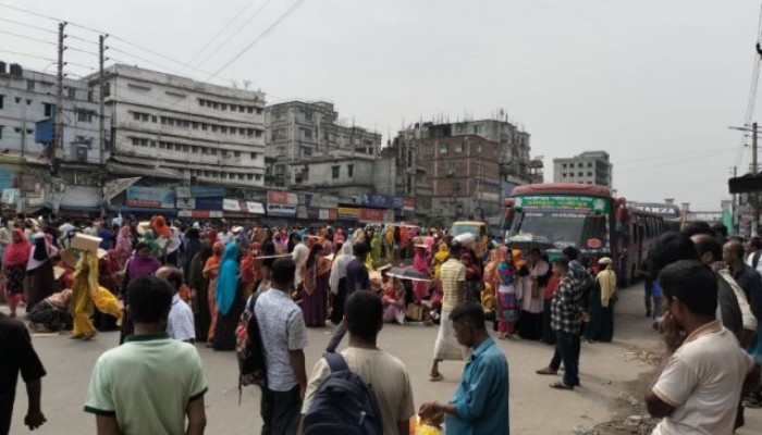 বেতনের দাবিতে ঢাকা ময়মনসিংহ মহাসড়ক অবরোধ বেতনের দাবিতে ঢাকা ময়মনসিংহ মহাসড়ক অবরোধ