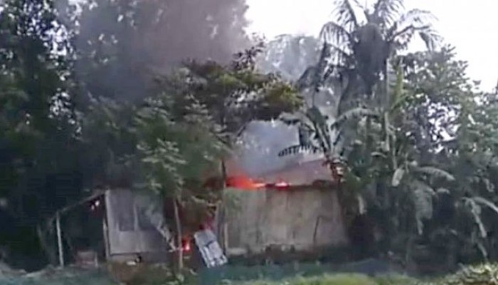 সিরাজগঞ্জে কৃষককে পিটিয়ে হত্যা অভিযুক্তের বাড়ি পোড়ালো বিক্ষুব্ধরা সিরাজগঞ্জে কৃষককে পিটিয়ে হত্যা অভিযুক্তের বাড়ি পোড়ালো বিক্ষুব্ধরা