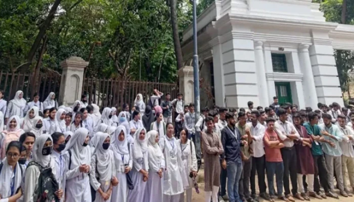 হাইকোর্টের সামনে পলিটেকনিক শিক্ষার্থীদের অবস্থান হাইকোর্টের সামনে পলিটেকনিক শিক্ষার্থীদের অবস্থান