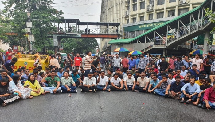 শাহবাগ ও ইন্টারকন্টিনেন্টাল মোড় অবরোধ ছাত্রদলের শাহবাগ ও ইন্টারকন্টিনেন্টাল মোড় অবরোধ ছাত্রদলের