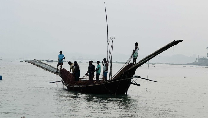 নিষেধাজ্ঞা মানছে না জেলেরা ঢিলেঢালা নজরদারি নিষেধাজ্ঞা মানছে না জেলেরা ঢিলেঢালা নজরদারি