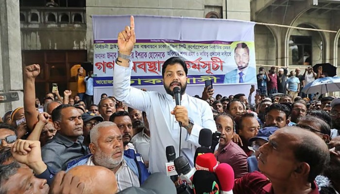 উত্তাল নগর ভবনে পা রাখলেন ইশরাক আরও উজ্জীবিত আন্দোলনকারীরা উত্তাল নগর ভবনে পা রাখলেন ইশরাক আরও উজ্জীবিত আন্দোলনকারীরা