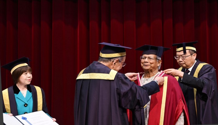 প্রধান উপদেষ্টাকে সম্মানসূচক ডক্টরেট ডিগ্রি দিলো সোকা বিশ্ববিদ্যালয় প্রধান উপদেষ্টাকে সম্মানসূচক ডক্টরেট ডিগ্রি দিলো সোকা বিশ্ববিদ্যালয়