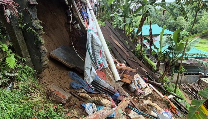 রাঙামাটিতে টানা বৃষ্টি পাহাড় ধসের ঝুঁকি রাঙামাটিতে টানা বৃষ্টি পাহাড় ধসের ঝুঁকি
