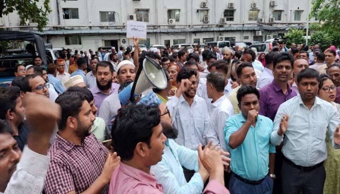 চাকরি অধ্যাদেশ বাতিলে ৩ উপদেষ্টাকে স্মারকলিপি দিলেন কর্মচারীরা চাকরি অধ্যাদেশ বাতিলে ৩ উপদেষ্টাকে স্মারকলিপি দিলেন কর্মচারীরা