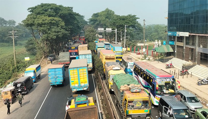 ঈদযাত্রায় সড়কে দীর্ঘ জট রেলে ভোগান্তি ঈদযাত্রায় সড়কে দীর্ঘ জট রেলে ভোগান্তি