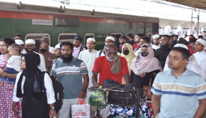 কমলাপুর রেলস্টেশনে যাত্রীদের ভিড় কমলাপুর রেলস্টেশনে যাত্রীদের ভিড়