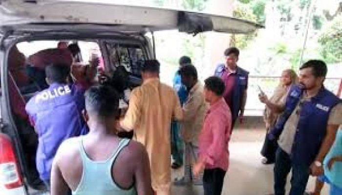 ছাত্রলীগ নেতাকে ছাড়িয়ে নিতে ছোড়া গুলিতে ব্যবসায়ী নিহত ছাত্রলীগ নেতাকে ছাড়িয়ে নিতে ছোড়া গুলিতে ব্যবসায়ী নিহত