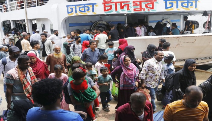 ঈদ শেষে ঢাকায় ফিরছে মানুষ ঈদ শেষে ঢাকায় ফিরছে মানুষ