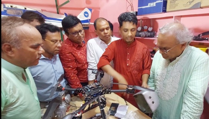 চট্টগ্রামে ড্রোন নির্মাতা আশিরের পাশে তারেক রহমান চট্টগ্রামে ড্রোন নির্মাতা আশিরের পাশে তারেক রহমান