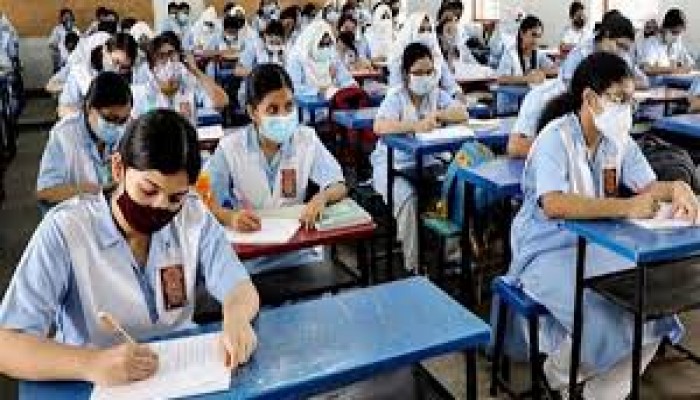 এইচএসসি ও সমমান পরীক্ষার্থীদের বসতে হবে মাস্ক পরে এইচএসসি ও সমমান পরীক্ষার্থীদের বসতে হবে মাস্ক পরে