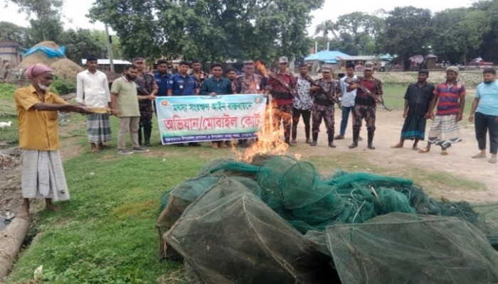 পোরশার পূর্ণ ভবা নদীতে অবৈধ রিং জাল জব্দ পোরশার পূর্ণ ভবা নদীতে অবৈধ রিং জাল জব্দ