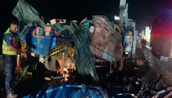 ঢাকা-মাওয়া এক্সপ্রেসওয়েতে সড়ক দুর্ঘটনায় নিহত ৪ ঢাকা-মাওয়া এক্সপ্রেসওয়েতে সড়ক দুর্ঘটনায় নিহত ৪