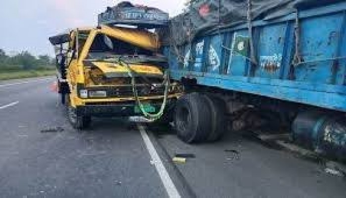 বরিশাল-ঢাকা মহাসড়কে দুই ট্রাকের সংঘর্ষে হেলপারসহ নিহত-২ বরিশাল-ঢাকা মহাসড়কে দুই ট্রাকের সংঘর্ষে হেলপারসহ নিহত-২