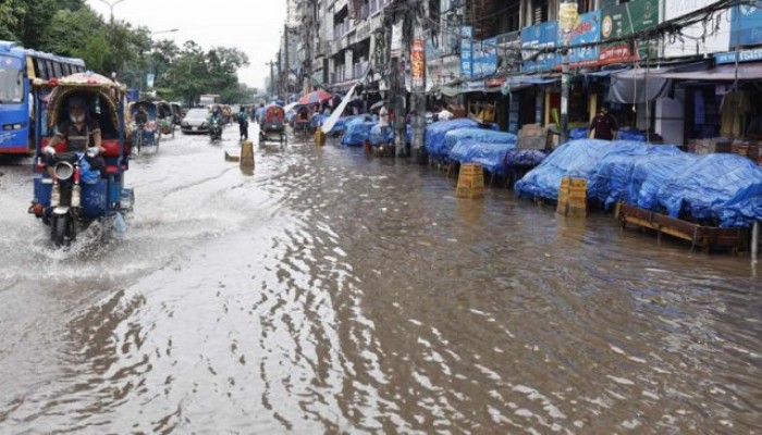 টানা বৃষ্টিতে রাজধানী জুড়ে জলাবদ্ধতা টানা বৃষ্টিতে রাজধানী জুড়ে জলাবদ্ধতা