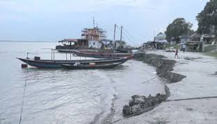 পদ্মার ভয়াবহ ভাঙনে বিলীনের মুখে পাবনার নাজিরগঞ্জ ফেরিঘাট পদ্মার ভয়াবহ ভাঙনে বিলীনের মুখে পাবনার নাজিরগঞ্জ ফেরিঘাট