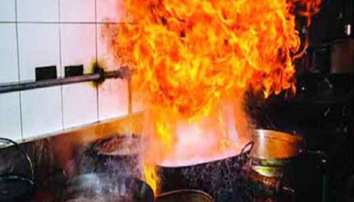 যাত্রাবাড়ীতে গ্যাস লিকেজ থেকে আগুন শিশুসহ দগ্ধ ৩ যাত্রাবাড়ীতে গ্যাস লিকেজ থেকে আগুন শিশুসহ দগ্ধ ৩