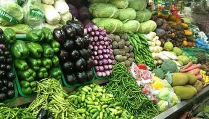 টানা বৃষ্টিতে চড়া সবজির বাজার টানা বৃষ্টিতে চড়া সবজির বাজার