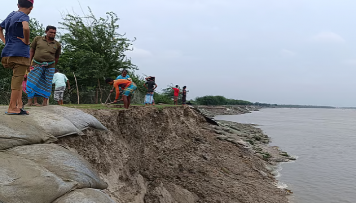 ভাঙনের কবলে উপকূলবাসী ভাঙনের কবলে উপকূলবাসী