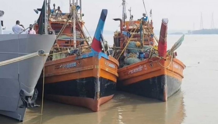 ভারতীয় ৩৪ জেলে ও ২ ট্রলার আটক ভারতীয় ৩৪ জেলে ও ২ ট্রলার আটক