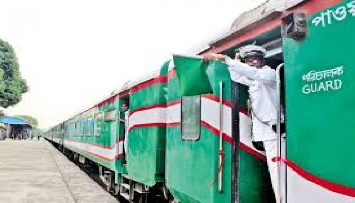 কুমিল্লায় ভুল সিগন্যালে ট্রেন না থামায় ৪ জন সাময়িক বরখাস্ত কুমিল্লায় ভুল সিগন্যালে ট্রেন না থামায় ৪ জন সাময়িক বরখাস্ত