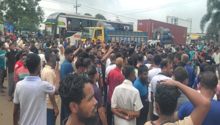 শ্রীপুরে শ্রমিকদের ১০ দফা দাবিতে ২ ঘন্টা মহাসড়ক অবরোধ, পুলিশের সাউন্ড গ্রেনেড নিক্ষেপ শ্রীপুরে শ্রমিকদের ১০ দফা দাবিতে ২ ঘন্টা মহাসড়ক অবরোধ, পুলিশের সাউন্ড গ্রেনেড নিক্ষেপ