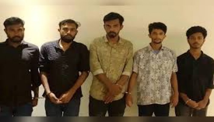 চাঁদাবাজিকালে আটক বৈষম্যবিরোধীর ৩ ও ছাত্রসংসদের ১ নেতা রিমান্ডে চাঁদাবাজিকালে আটক বৈষম্যবিরোধীর ৩ ও ছাত্রসংসদের ১ নেতা রিমান্ডে