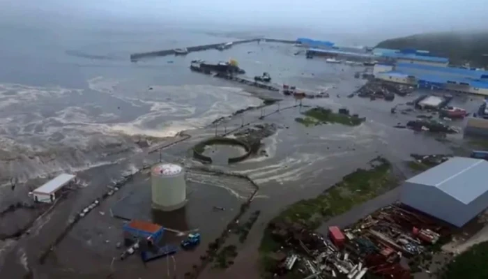 রাশিয়ায় ভূমিকম্পের পর আঘাত হেনেছে সুনামি রাশিয়ায় ভূমিকম্পের পর আঘাত হেনেছে সুনামি