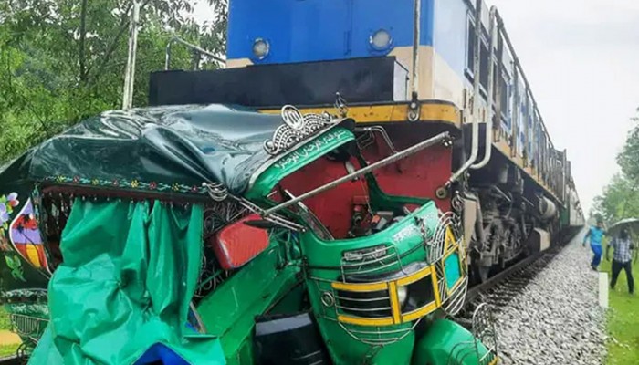 কক্সবাজারে অটোরিকশায় ট্রেনের ধাক্কায় নিহত পাঁচ কক্সবাজারে অটোরিকশায় ট্রেনের ধাক্কায় নিহত পাঁচ