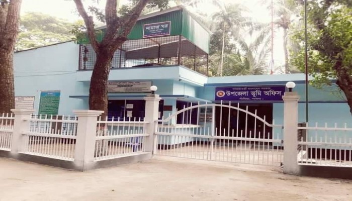সাঁথিয়ায় ভূমি অফিসের নায়েব কুপ্রস্তাব দিলেন নারী গ্রাহককে সাঁথিয়ায় ভূমি অফিসের নায়েব কুপ্রস্তাব দিলেন নারী গ্রাহককে