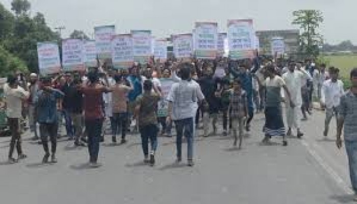 আসন সীমানা পুনর্বিন্যাসের প্রতিবাদে মহাসড়ক অবরোধ করে বিক্ষোভ আসন সীমানা পুনর্বিন্যাসের প্রতিবাদে মহাসড়ক অবরোধ করে বিক্ষোভ