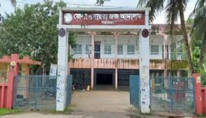 বরগুনায় আদালত থেকে কারাগারে নেয়ার পথে আদালত চত্বর থেকে আসামি পলাতক বরগুনায় আদালত থেকে কারাগারে নেয়ার পথে আদালত চত্বর থেকে আসামি পলাতক