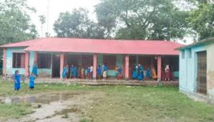 কেন্দুয়ায় জরাজীর্ণ ভবনে বৈরাটী সরকারি প্রাথমিক বিদ্যালয়ে পাঠদান কেন্দুয়ায় জরাজীর্ণ ভবনে বৈরাটী সরকারি প্রাথমিক বিদ্যালয়ে পাঠদান