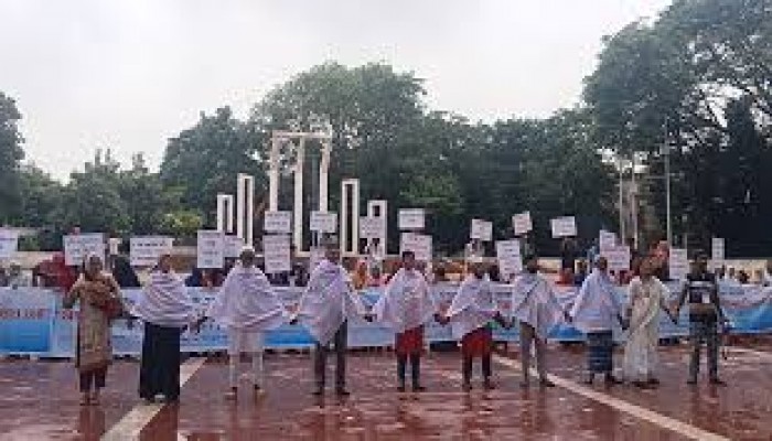 কেন্দ্রীয় শহীদ মিনারে কাফনের কাপড় পরে বস্তিবাসীদের অবস্থান কেন্দ্রীয় শহীদ মিনারে কাফনের কাপড় পরে বস্তিবাসীদের অবস্থান