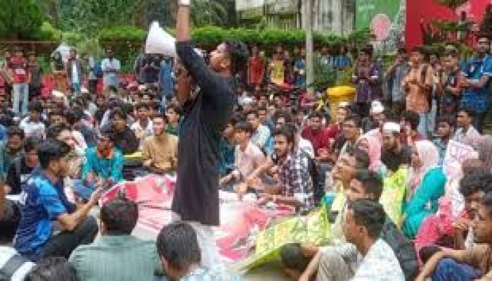 পাঁচ দফা দাবিতে উত্তাল চট্টগ্রাম বিশ্ববিদ্যালয় প্রশাসনিক ভবনে তালা পাঁচ দফা দাবিতে উত্তাল চট্টগ্রাম বিশ্ববিদ্যালয় প্রশাসনিক ভবনে তালা