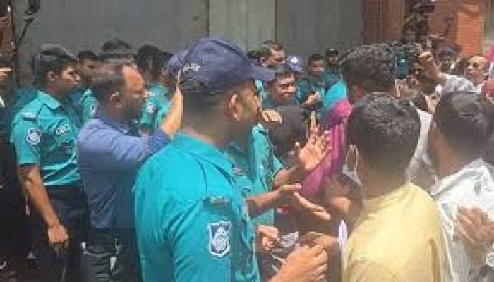 আইন উপদেষ্টার পদত্যাগের দাবিতে সচিবালয়ের সামনে বিক্ষোভ আইন উপদেষ্টার পদত্যাগের দাবিতে সচিবালয়ের সামনে বিক্ষোভ