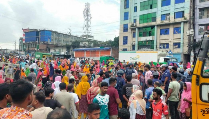 গাজীপুরে শ্রমিকদের সংঘর্ষ, মহাসড়ক অবরোধ গাজীপুরে শ্রমিকদের সংঘর্ষ, মহাসড়ক অবরোধ