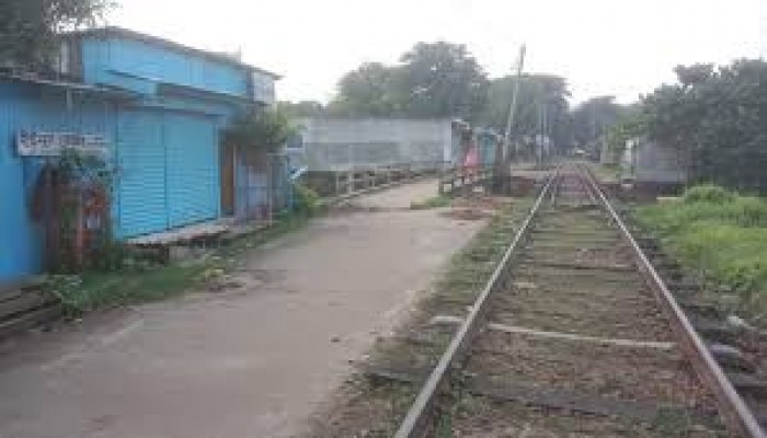রেলের জায়গায় ঝুঁকিপূর্ণ স্থাপনা নির্মাণ রেলের জায়গায় ঝুঁকিপূর্ণ স্থাপনা নির্মাণ