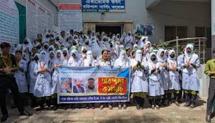 ক্লাস-পরীক্ষা বর্জন করে আন্দোলনে বরিশাল নার্সিং কলেজের শিক্ষার্থীরা ক্লাস-পরীক্ষা বর্জন করে আন্দোলনে বরিশাল নার্সিং কলেজের শিক্ষার্থীরা